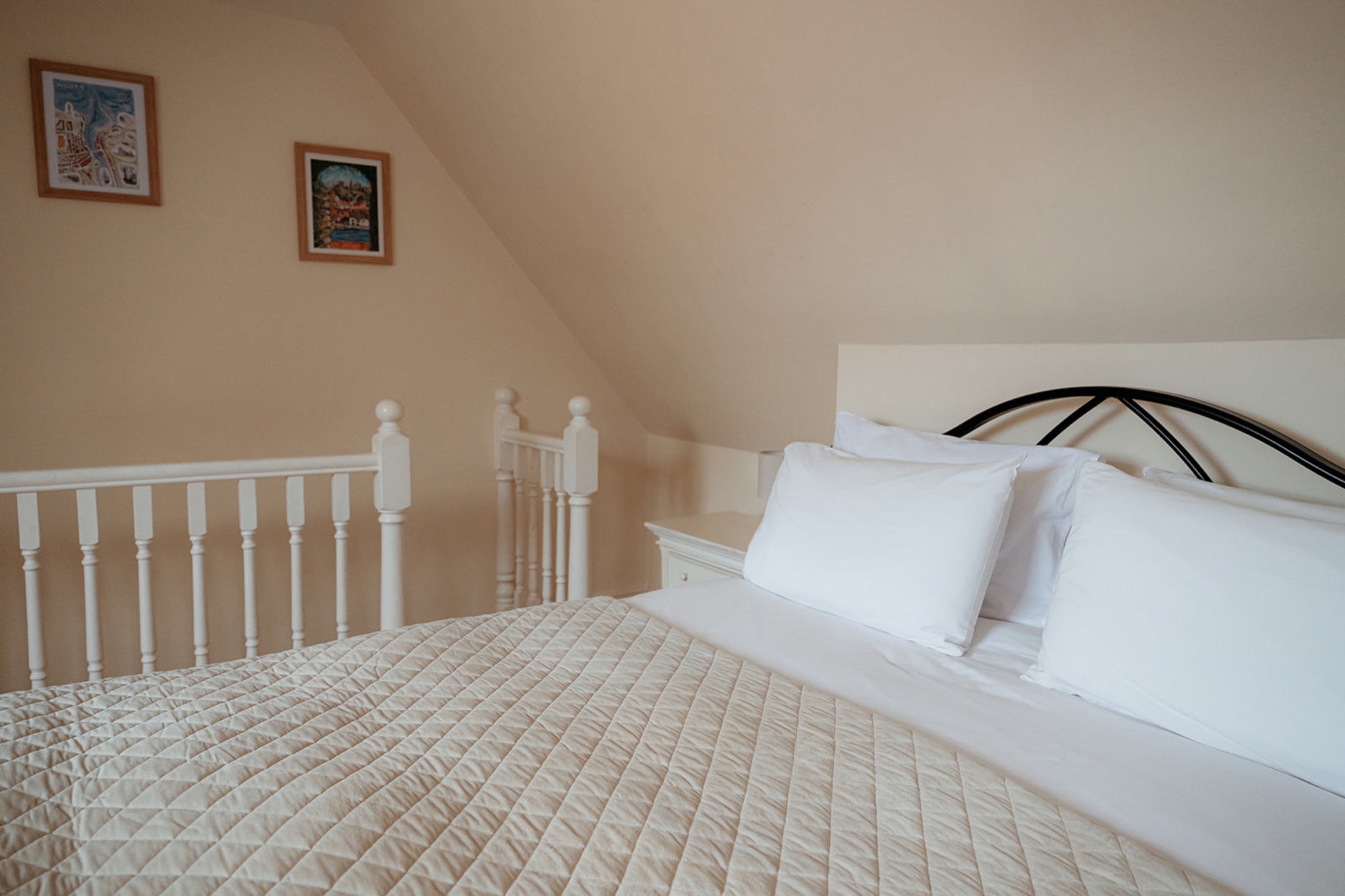 King bedroom with cream quilted bedspread
